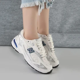 کفش و کتانی زنانه و دخترانه مدل نیوبالانس725 NEW BALANCE رنگ سفید نقره ایی کد 9199