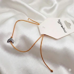 دستبند استیل مدل «جناغ سیلور» | با بند بافت خردلی (رنگ تابستانی)