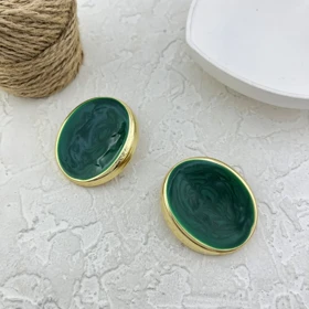 گوشواره زنانه مدل امرالدا اووال طرح میناکاری سبز با فریم طلایی