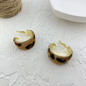 گوشواره زنانه مدل جانگالا طرح حلقهای پهن پلنگی با بافت مویی و فریم طلایی