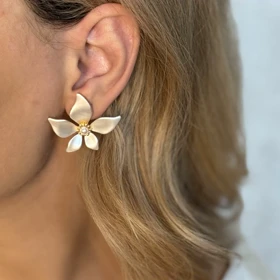 گوشواره گل تک سفید میناکاری