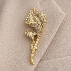 سنجاق سینه زنانه ژوپینگ مدل رزآرا طرح گل رز نگین‌دار طلایی
