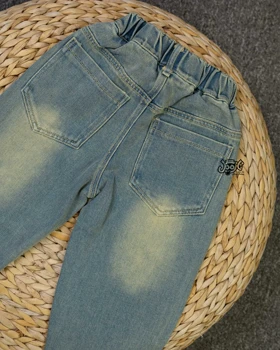 تیشرت جیب‌دار و شلوار جین