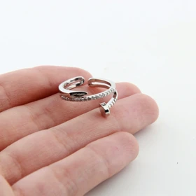 انگشتر زنانه مدل میخی نگین‌دار (نقره‌ای)