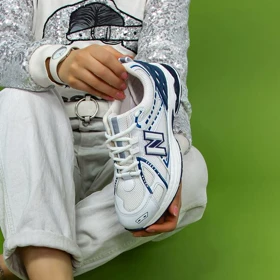 کتانی اسپرت زنانه مدل نیوبالانس NEW BALANCE رنگ سفید سرمه ای