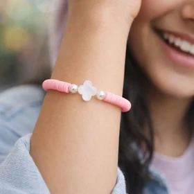 دستبند دخترانه فانتزی مدل صدفی طرح گلبرگ