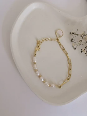 دستبند زنانه مروارید پرورشی و آویز لوزی