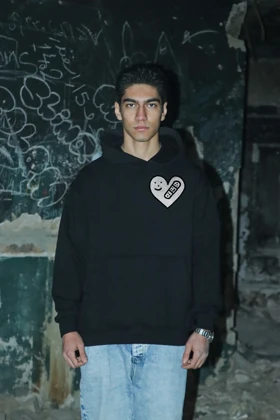 هودی مشکی اسپرت مینیمال طرح قلب و چسب زخم - فواصل