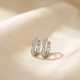 گوشواره حلقه‌ای نقره‌ای نگین‌دار قلب (سایز کوچک)