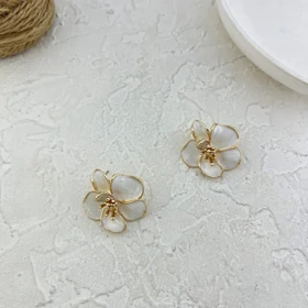 گوشواره زنانه طرح گل با فریم طلایی مدل فلوریانا