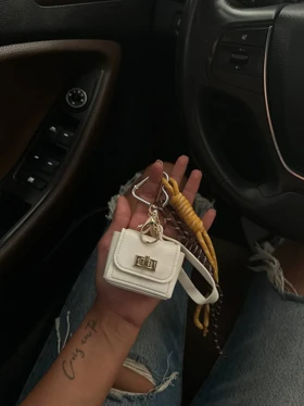 آویز کیف و کاور ایرپاد طرح چارم بگ شیک