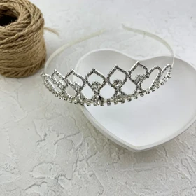 تاج مو زنانه جواهری نگین‌دار مدل دلیمارا نقره‌ای