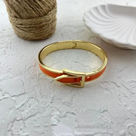 دستبند زنانه بنگل با طرح کمربندی و روکش میناکاری