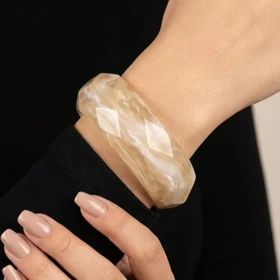 دستبند زنانه بنگل رزینی با جلوه ابر و بادی مدل سلورا کرم–بژ