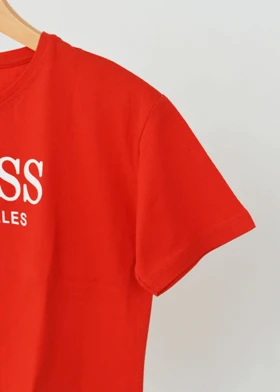 تیشرت کراپ طرح دار رنگی GUESS