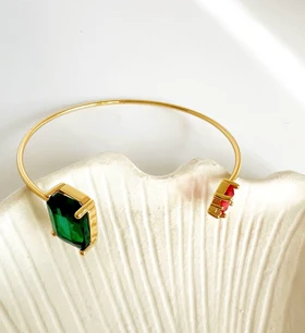 دستبند النگویی (کویل) طلایی با نگین مربع جواهری سبز زمردی و قرمز