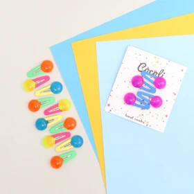 گیره سر رنگی دکمه‌ای چهار عددی با سایز کوچک و رنگ‌بندی شاد