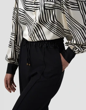 ساتن حریرطرحدار یقه مچ مشکی