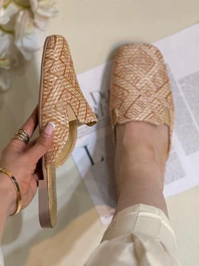 1130 صندل اسلیپر زنانه پشت‌باز جلو بسته طرح سنیتی