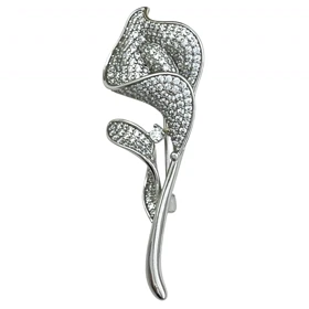 سنجاق سینه زنانه ژوپینگ مدل رزآرا طرح گل رز نگین‌دار نقره ای