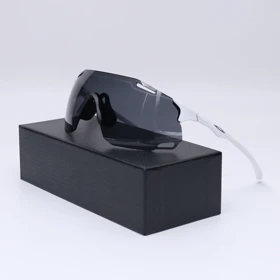 عینک از برند OAKLEY کد 181438