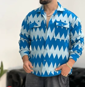 کت فوتر پشمی با طرح هندسی مدرن داری (ترکیب رنگ مشکی، بنفش و آبی با پترنهای زاویهدار) سنگینوزن