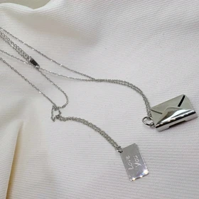 ست گردنبند دو نفره مدل «نامه و پاکت» | طراحی مینیمال و مفهومی (استیل سیلور)