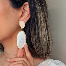 گوشواره آویز مدل سنگ ملوانی صدفی با قاب طلایی