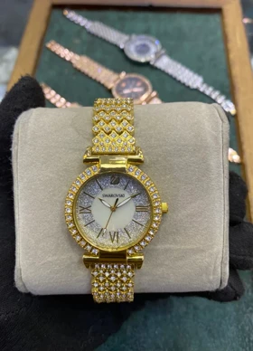 ساعت طرح سوارسکی SWAROVSKIزنانه نگین‌دار مجلسی طلایی صفحه سفید