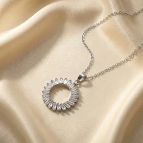 گردنبند طرح حلقه نقره‌ای با نگین‌های باگت