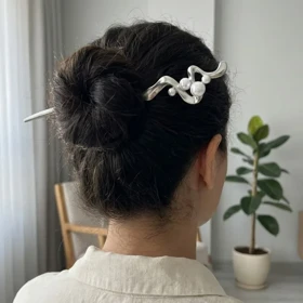 کانزاشی مو زنانه فلزی نقره‌ای با طرح موج‌دار هنری و مروارید تزئینی مینیمال لوکس