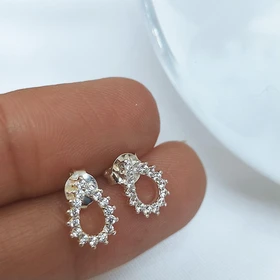 گل گوش نقره نگین کاری عیار 925 حک شده روی محصول