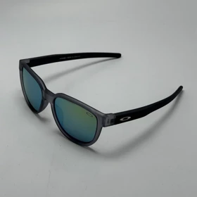 عینک آفتابی اوکلی سبک OAKLEY فریم طوسی عدسی هفت رنگ کد 2435
