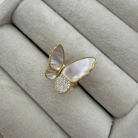 انگشتر طلایی با طراحی پروانه‌ای