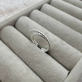 انگشتر نقره‌ای با طراحی دوتایی متصل