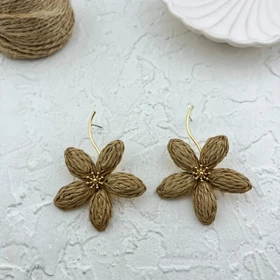 گوشواره زنانه با طرح گل، یک انتخاب شیک و خاص