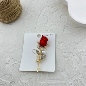 گل سینه زنانه طرح گل، ظریف و شیک