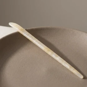 کانزاشی مو زنانه رزینی شفاف شیری با طراحی ساده و کشیده مینیمال لوکس مدل نوا