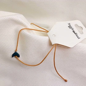 دستبند استیل مدل «جناغ سیلور» | با بند بافت خردلی (رنگ تابستانی)