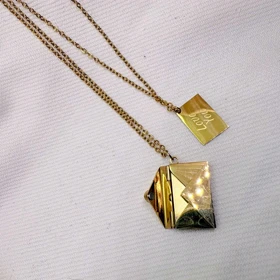 ست گردنبند دو نفره مدل «نامه و پاکت» | استیل با آبکاری طلایی (مشابه طلا)