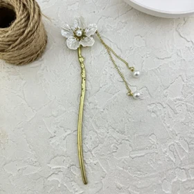 کانزاشی مو زنانه فلزی مدل فلورمینا طرح گل صدفی با آویز مروارید