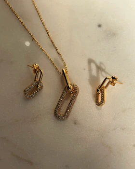 گوشواره میخی