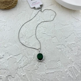 گردنبند زنانه نگین سبز زمرد با طرح ژوپینگ