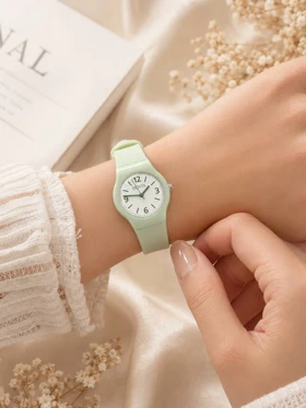 ساعت زنانه سیلیکونی داویکس کد W422 (سبز)
