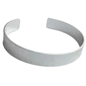 دستبند زنانه بنگل مدل لامیسا طرح بافتدار مینیمال نقرهای