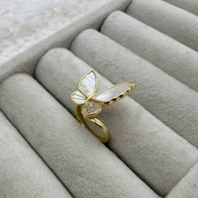 انگشتر طلایی با طراحی پروانه‌ای