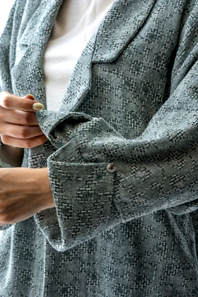 مانتو یقه برگردان ژاکارد چاک‌دار زنانه