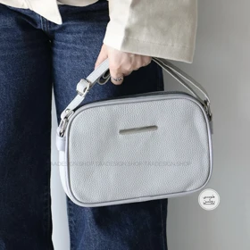 کیف زنانه دوشی مدل ماگریتا (طوسی روشن)