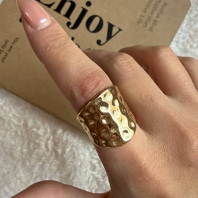 انگشتر پهن طلایی چکشی