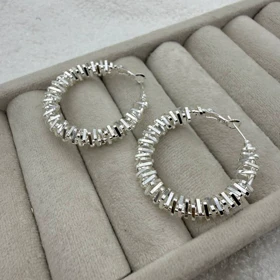 گوشواره حلقهای با بافت مستطیلی